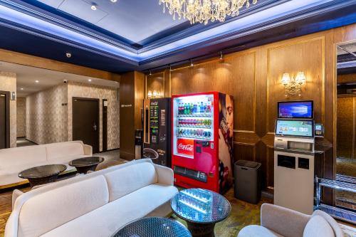 Magazine, Mayer Inn in Gara Principala Taipei