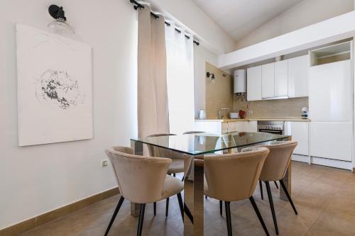 Balmes 1-6 pax + terrace very close to the Central Market - image 2