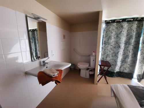 Chambre avec douche et toilettes