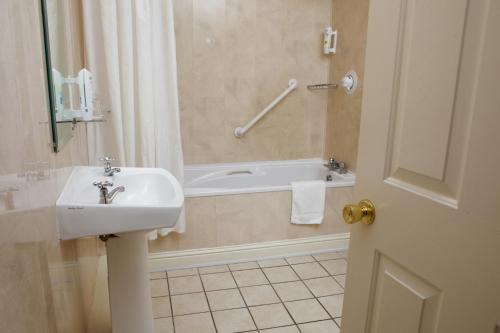 Leens Hotel - image 4