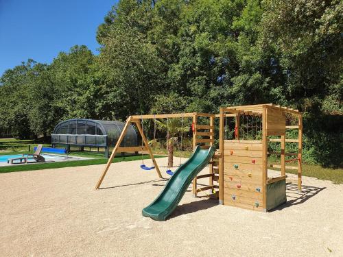 Spēļu laukums, Gites de Maner Ster - Le Frene Piscine ou Le Chene Piscine in Saint-Hernin