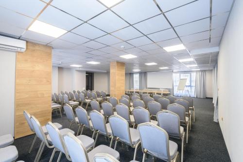 Avenue Hotel Deluxe - image 7