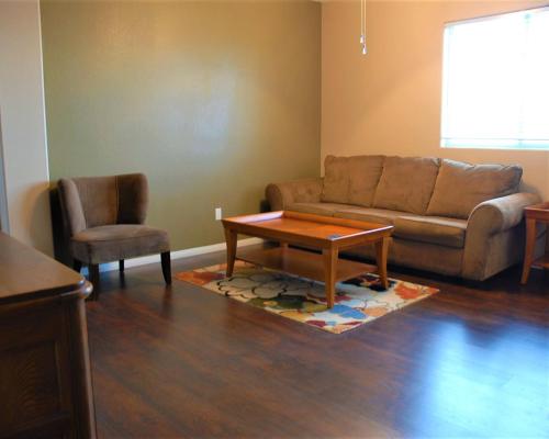 5 bdrm-15 min to Vegas StripNellisAirportSpdway