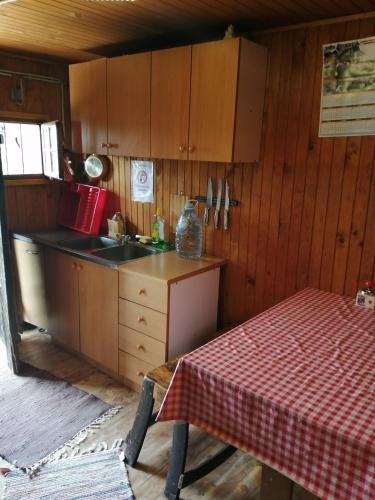virtuve, Robinzonski smještaj Tepeš (Robinzonski smjestaj Tepes) in Tuheļske Topļice