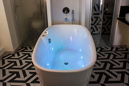 ห้องน้ำ, Sarlatitude, Studios & Chambres Climatisés (Sarlatitude, Studios & Chambres Climatises) in ซาร์ลา-ลา-กาเนดา