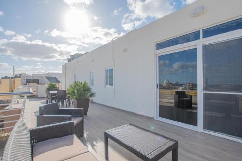 KERNICE Penthouse with Sea and Country Views of Xghajra