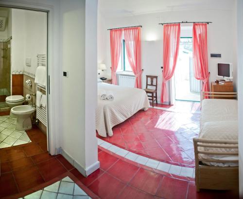 1 queen bed, 2 sofa beds