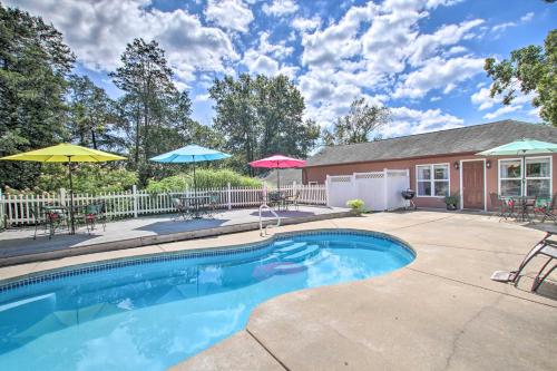 Cozy Ironton Cabin with Shared Pool and Private Patio! in Ironton, USA