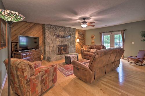 Quiet Blue Ridge Home with Fire Pit - 5 Mi to Dtwn!