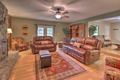 Hendersonville Home w/ Fire Pit: 5 Mi to Downtown! in แมเรียน (NC)