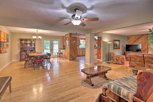 Hendersonville Home w/ Fire Pit: 5 Mi to Downtown! in แมเรียน (NC)