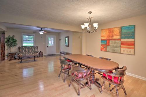 Hendersonville Home w/ Fire Pit: 5 Mi to Downtown! in แมเรียน (NC)