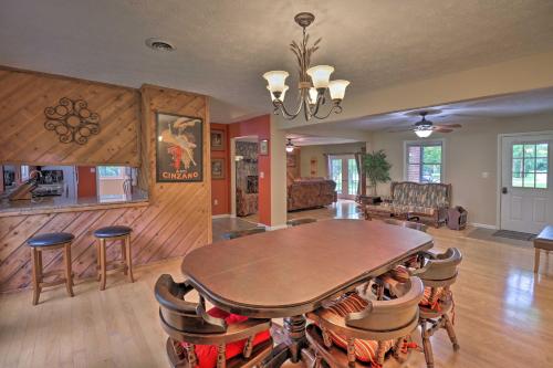 Hendersonville Home w/ Fire Pit: 5 Mi to Downtown! in แมเรียน (NC)