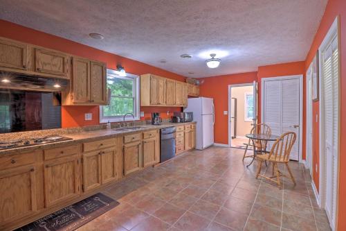 Hendersonville Home w/ Fire Pit: 5 Mi to Downtown! in แมเรียน (NC)