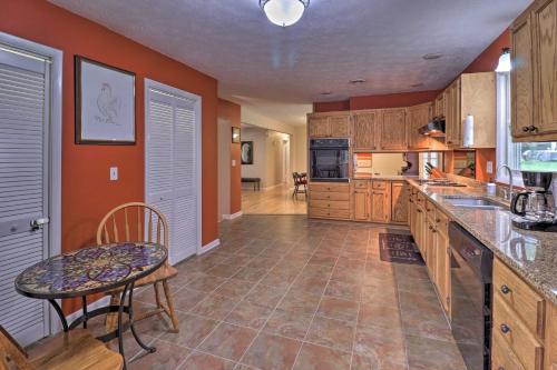 Hendersonville Home w/ Fire Pit: 5 Mi to Downtown! in แมเรียน (NC)