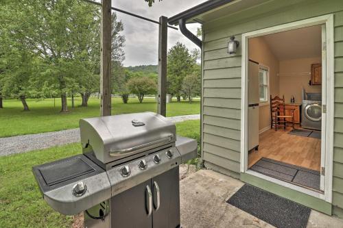 Hendersonville Home w/ Fire Pit: 5 Mi to Downtown! in แมเรียน (NC)