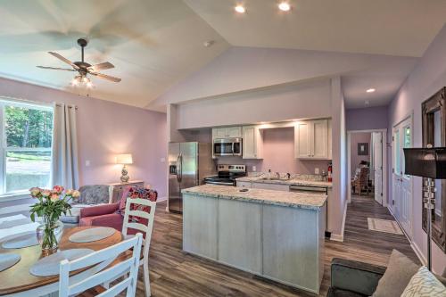 Relax Fireside! Retreat 16 Mi to Camelback Resort in อีสตัน (PA)