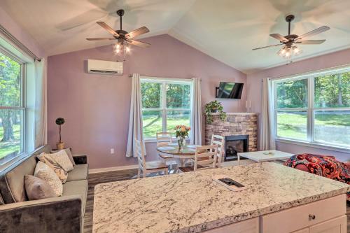 Relax Fireside! Retreat 16 Mi to Camelback Resort in อีสตัน (PA)