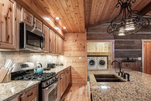 Cool Stream Lodge cabin - main image
