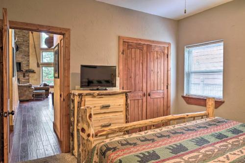 Large Lakeside Lodge with Dock and Private Hot Tub - image 4
