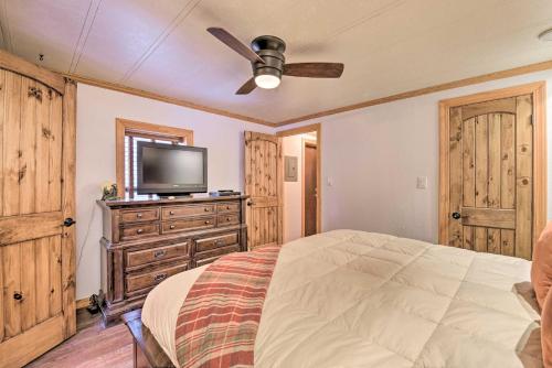 Cabin in the Woods 6 Mi to Angel Fire Resort! - image 7