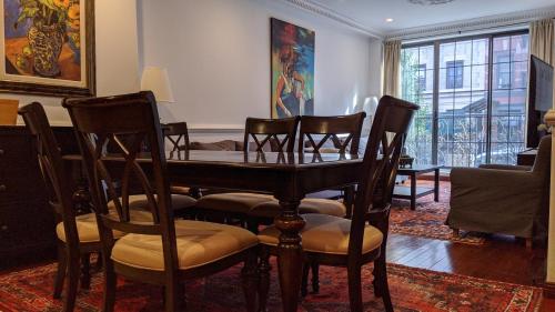 Gorgeous 3 bedroom 2 stops from Times Square and Central Park for Families or Groups with NO SMOKING