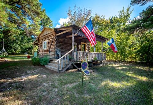 Tiny house LogCabinBnB - Ren Fest Renaissance Festival Bernhardt Arrowhead Hill Olde Dobbin Station Ranch House Farmhouse Wedding Venue Houston Woodlands College Station TAMU - Accommodation - Montgomery