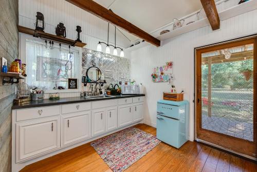 Tiny house LogCabinBnB - Ren Fest Renaissance Festival Bernhardt Arrowhead Hill Olde Dobbin Station Ranch House Farmhouse Wedding Venue Houston Woodlands College Station TAMU in Montgomery, USA
