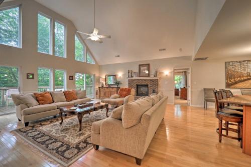 Grand Family Home with Hot Tub On Beech Mountain!