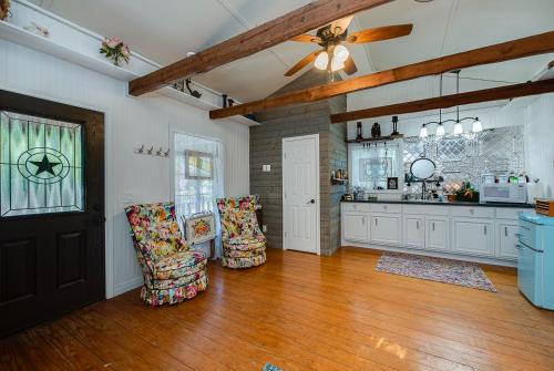 Tiny house LogCabinBnB - Ren Fest Renaissance Festival Bernhardt Arrowhead Hill Olde Dobbin Station Ranch House Farmhouse Wedding Venue Houston Woodlands College Station TAMU in Montgomery, USA