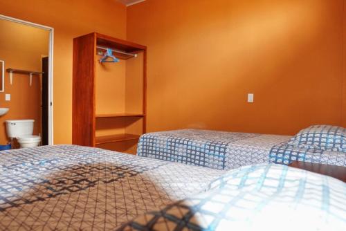 2 twin beds
