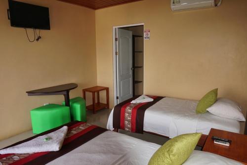 1 double bed, 1 twin bed