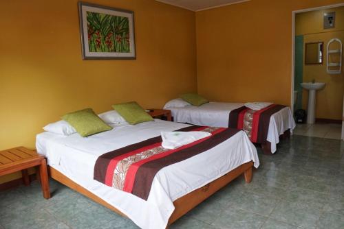 2 twin beds