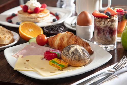 BEST WESTERN PLUS Delmere Hotel - image 2