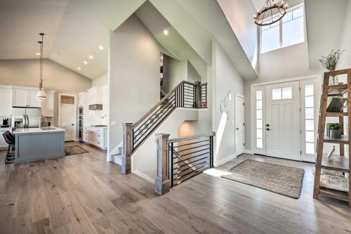 Modern Group-Friendly Home 15 Mi to Dtwn SLC - image 2