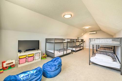Modern Group-Friendly Home, 15 Mi to Downtown SLC!