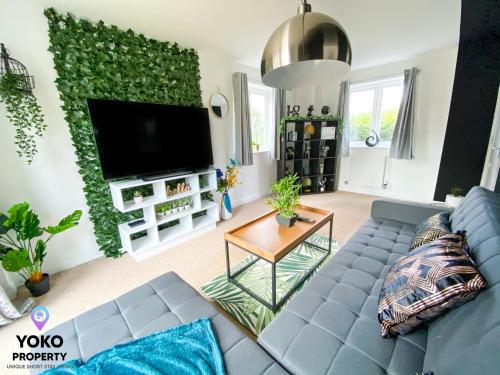 Broughton House with Smart TV, Fast Wifi, Garden and Free Parking - Sleeps up to 12 guests - By Yoko