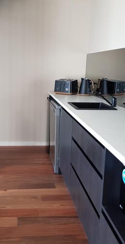 virtuve, Altitude221 in Macs Cove