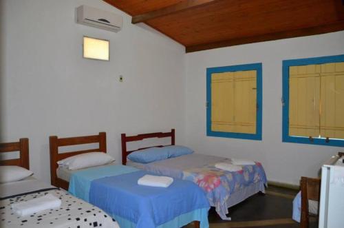 1 double bed, 2 twin beds