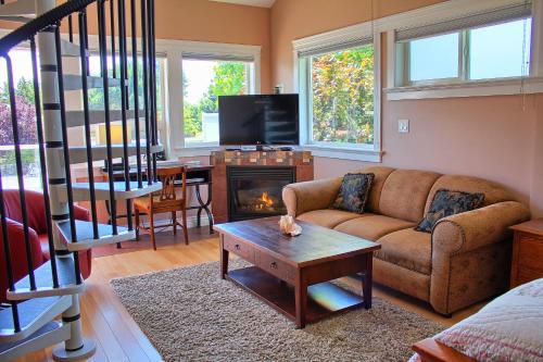 Birds of a Feather Victoria Oceanfront Studio Suites in Colwood, Canada