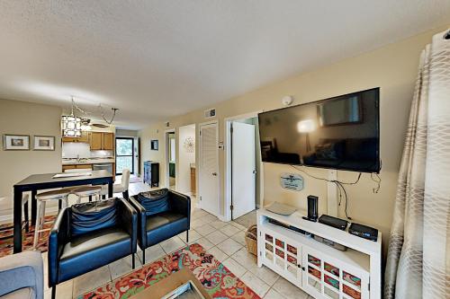 Sunshine Villa - Beachside Condo with Pool Tennis condo - image 2