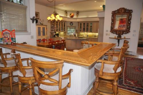 720 Bleeker St W - image 2