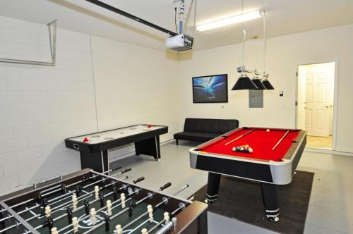 Beautiful Pool, Spa & Game Room Home Near Theme Park! home in Davenport, USA