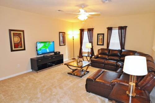 Beautiful Pool, Spa & Game Room Home Near Theme Park! home in Davenport, USA