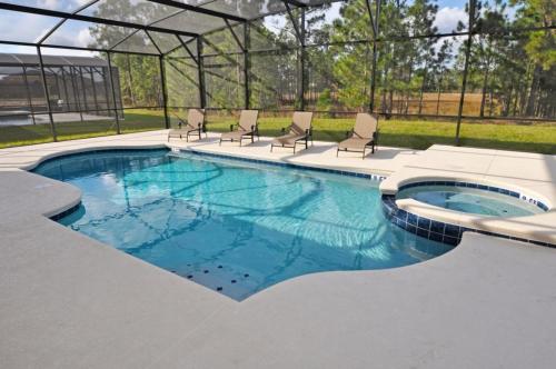 Beautiful Pool, Spa & Game Room Home Near Theme Park! home in Davenport, USA