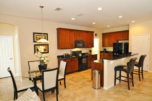 Beautiful Pool, Spa & Game Room Home Near Theme Park! home in Davenport, USA