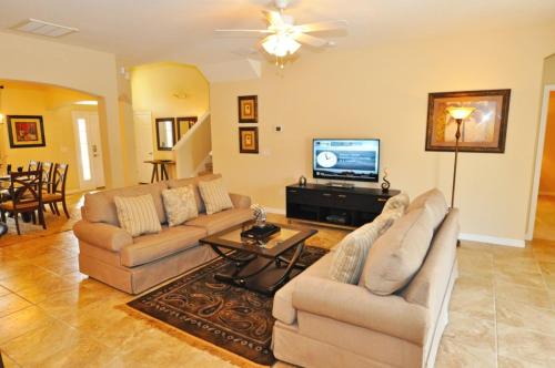 Beautiful Pool, Spa & Game Room Home Near Theme Park! home in Davenport, USA