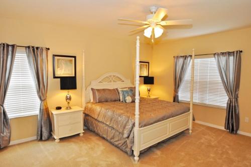 Beautiful Pool, Spa & Game Room Home Near Theme Park! home in Davenport, USA