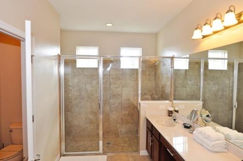 Beautiful Pool, Spa & Game Room Home Near Theme Park! home in Davenport, USA