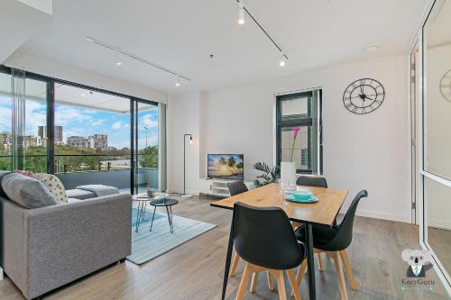 KOZYGURU WOLLI CREEK KOZY 1 BED APT SYDNEY AIRPORT & SYDNEY CBD NWC020